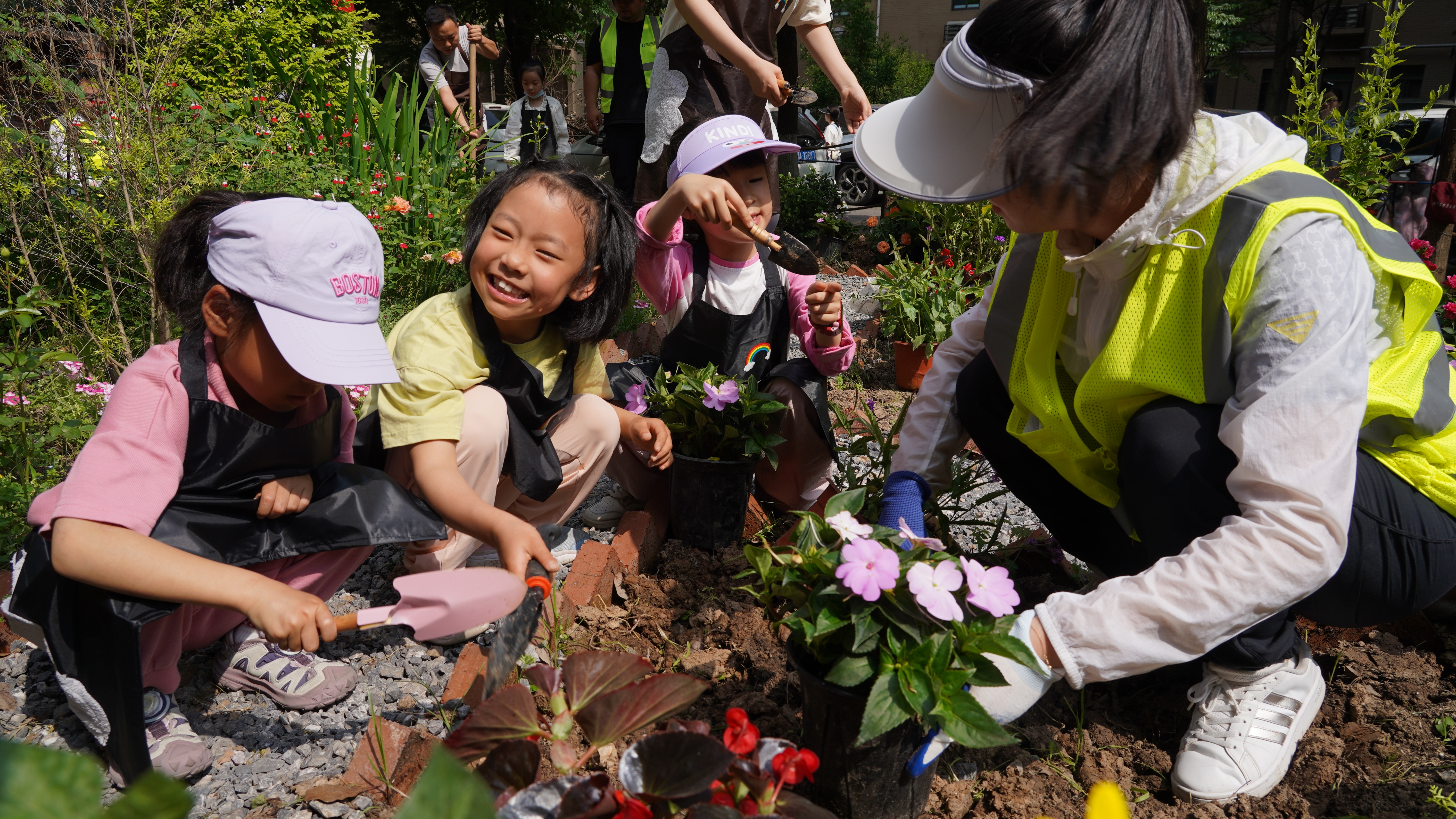 云顶集团园林技师手把手教小朋友种花帮社区居民共建花园